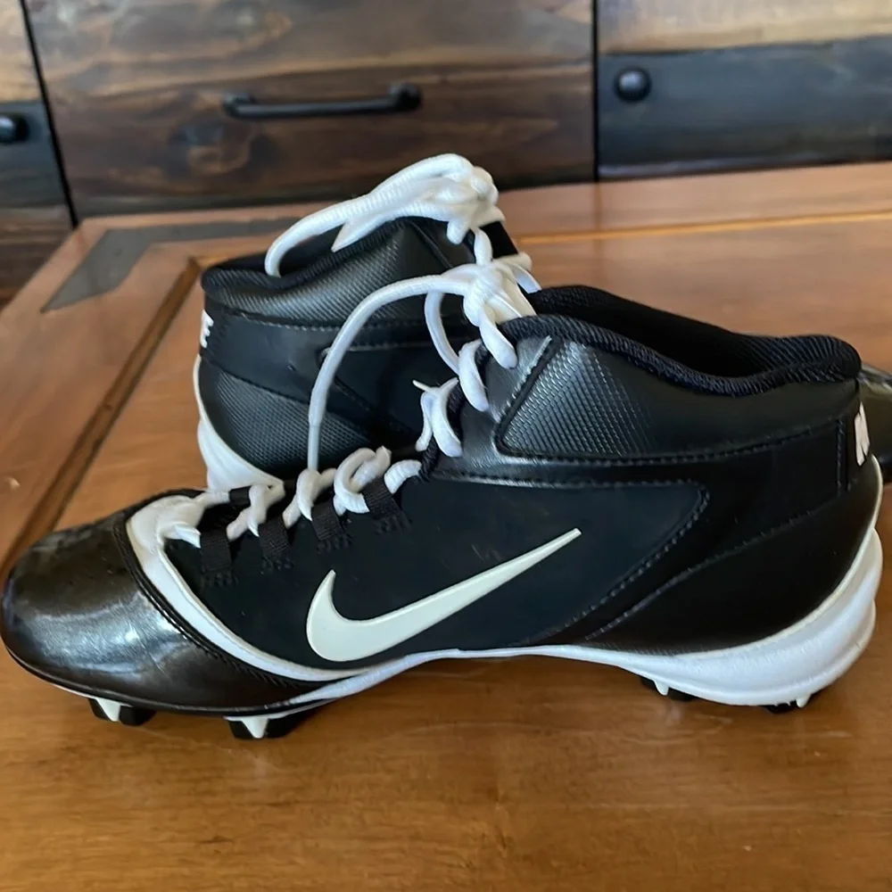 Nike NWOT Alpha Shark Cleats Size 5.5